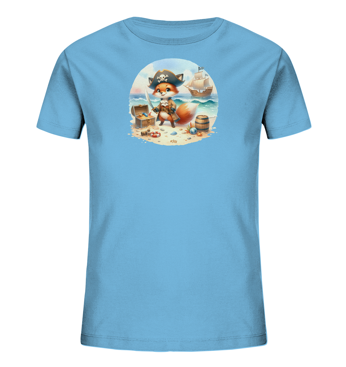 Onlineshop Shirts fuer Kinder - Das Bild zeigt ein hellblaues Kinder-T-Shirt mit einer detaillierten Illustration auf der Vorderseite. Die Grafik zeigt einen kleinen Fuchs, der als Pirat verkleidet auf einem Strand steht. Der Fuchs traegt einen Piratenhut und haelt ein Schwert neben einer Schatzkiste und einem Fass. Im Hintergrund sind das Meer, ein Schiff und ein heller Himmel mit Wolken zu sehen.