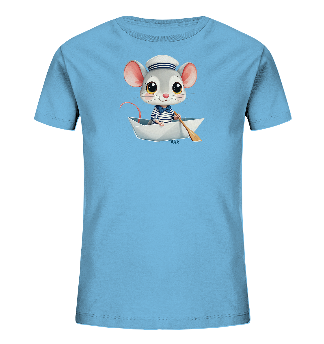 Onlineshop Shirts fuer Kinder - Das Bild zeigt ein hellblaues Kinder-T-Shirt. Darauf ist eine niedliche Maus in Matrosenkleidung mit passendem Hut abgebildet. Die Maus sitzt in einem weissen Papierboot und haelt ein Ruder in den Pfoten. Das freundliche Motiv ist ideal fuer kleine Seefahrer und verleiht dem Shirt einen verspielten Look.