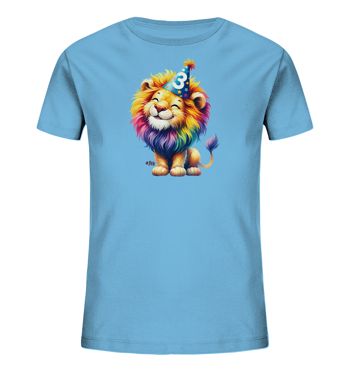 Onlineshop Shirts fuer Kinder - Das Bild zeigt ein hellblaues T-Shirt mit einem farbenfrohen Motiv eines jungen Loewen. Der Loewe traegt einen blauen Partyhut mit Sternen und der Zahl 3 darauf. Seine Maehne und der Schwanz sind in Regenbogenfarben gestaltet. Der Ausdruck des Loewen ist froehlich und lachend, was dem Shirt einen verspielten Charakter verleiht.