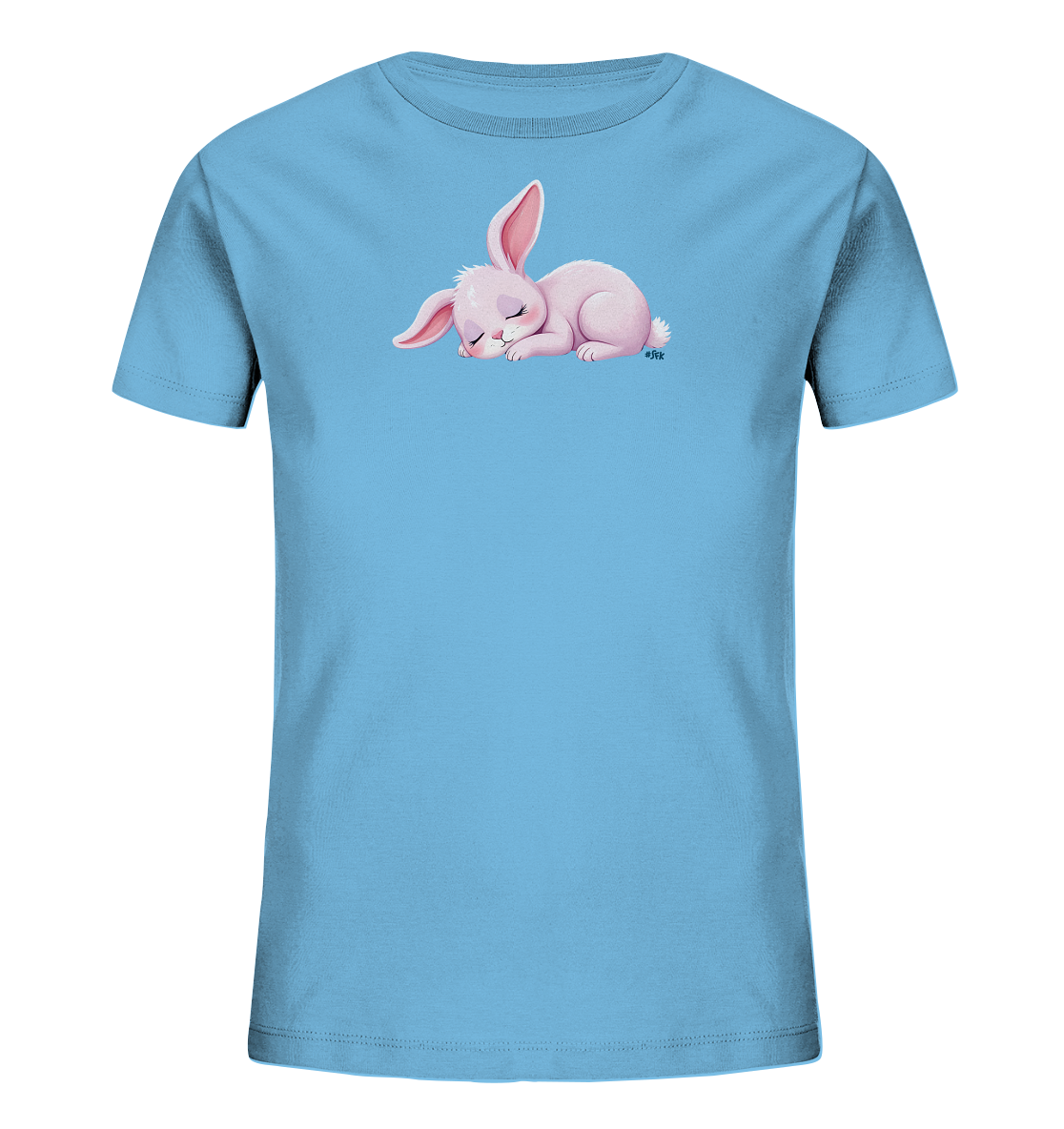 Onlineshop Shirts fuer Kinder - Das Bild zeigt ein hellblaues Kinder-T-Shirt mit einem niedlichen Motiv eines schlafenden rosa Hasen auf der Vorderseite. Der Hase liegt friedlich da, hat die Augen geschlossen und besitzt lange, teils gefaltete Ohren. Das Design verleiht dem Shirt eine sanfte und beruhigende Ausstrahlung, ideal fuer Kinderkleidung.