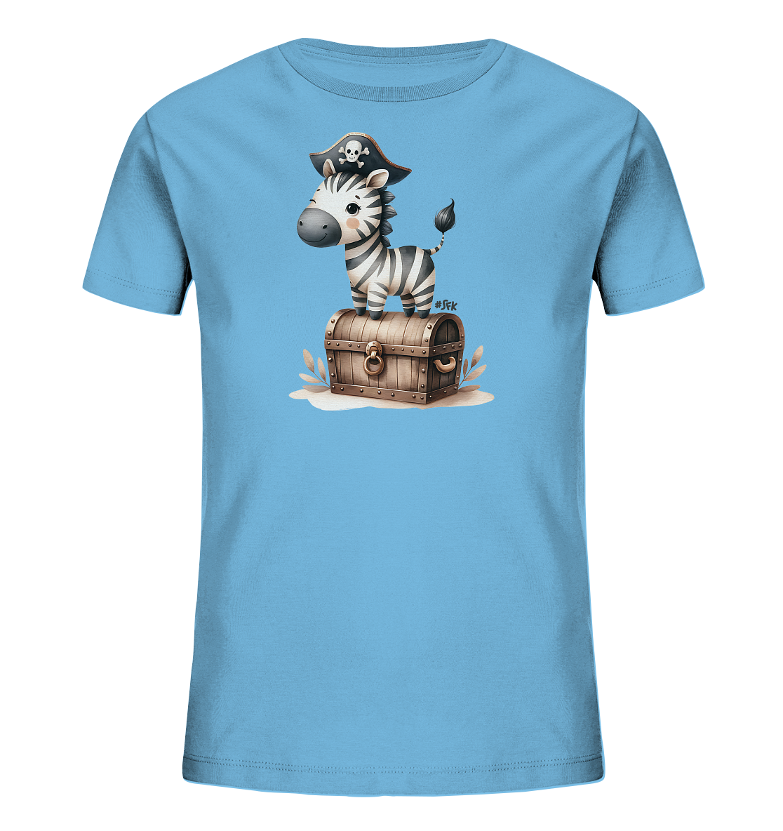 Onlineshop Shirts fuer Kinder - Das Bild zeigt ein hellblaues T-Shirt mit einer niedlichen Zebragrafik auf der Vorderseite. Das Baby-Zebra traegt einen Piratenhut mit Totenkopf und steht auf einer detailreichen, hoelzernen Schatztruhe. Sand und einige Pflanzenelemente umgeben die Truhe. Das Design ist fantasievoll und verspielt.