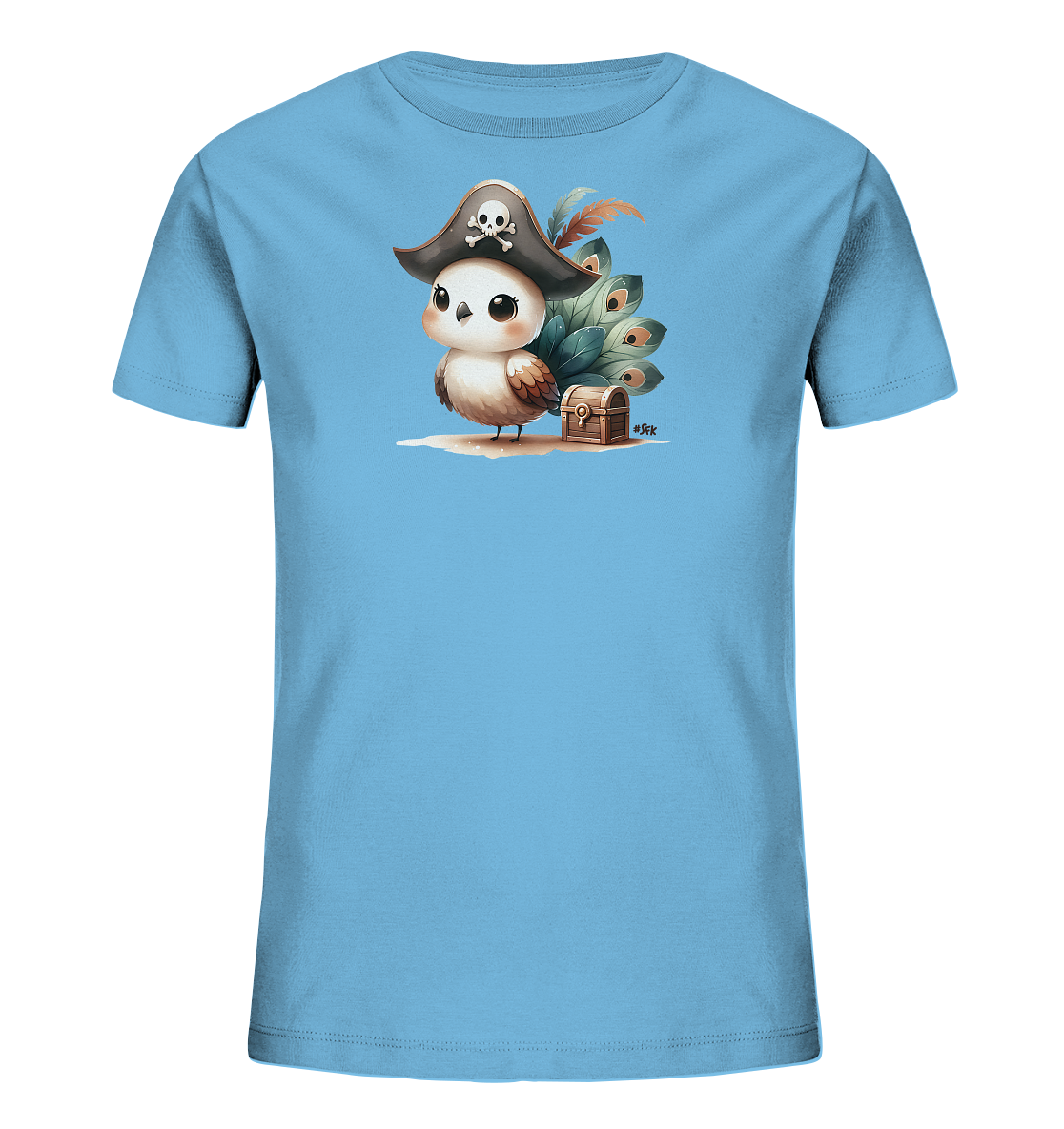 Onlineshop Shirts fuer Kinder - Das Bild zeigt ein hellblaues Kinder-T-Shirt mit einer niedlichen Illustration auf der Vorderseite. Ein kleiner Vogel traegt einen Piratenhut mit Totenkopf und steht auf einem sandigen Untergrund neben einer kleinen Schatzkiste. Hinter dem Vogel sind grosse, gruene Blaetter oder Federn arrangiert. Das Design wirkt verspielt und abenteuerlich.