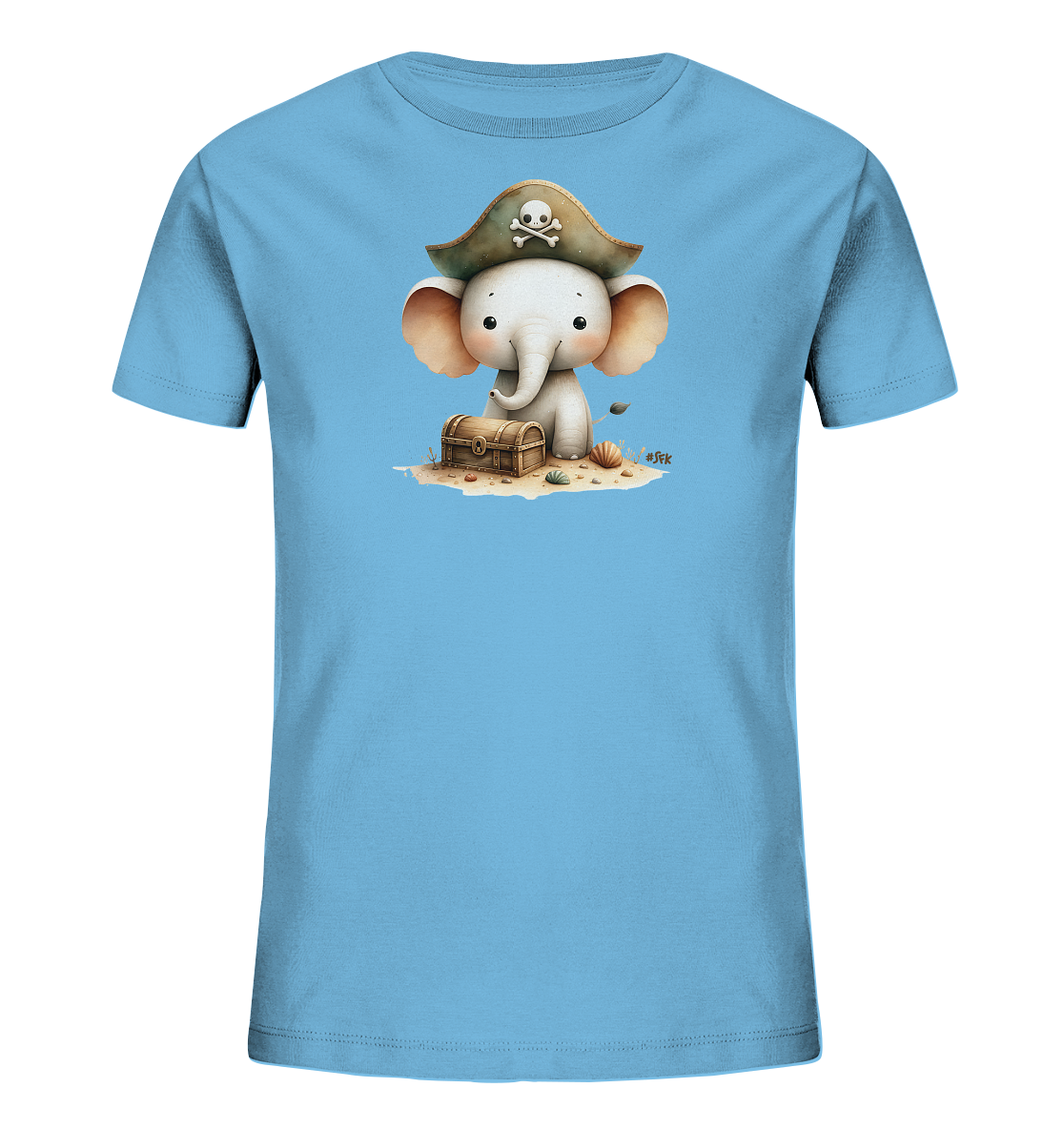 Onlineshop Shirts fuer Kinder - Das hellblaue T-Shirt zeigt eine niedliche Illustration eines kleinen Elefanten. Der Elefant traegt einen Piratenhut mit Totenkopfsymbol und sitzt neben einer Schatztruhe. Das Motiv ist auf einem kleinen Sandstrand mit Muscheln und einer Pflanze platziert. Das Design wirkt verspielt und abenteuerlich.