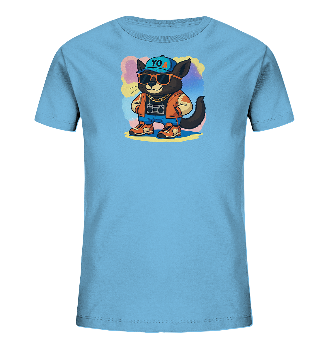 Onlineshop Shirts fuer Kinder - Das hellblaue T-Shirt praesentiert ein humorvolles Motiv eines schwarzen Katers im Hip-Hop-Look. Er traegt eine blaue Kappe mit dem Aufdruck "YO", eine Sonnenbrille, eine orangefarbene Jacke, Jeans, orangefarbene Sneaker und eine goldene Kette. Eine kleine Boombox haengt an seinem Hals. Der Kater ist vor einem mehrfarbigen, abstrakten Hintergrund positioniert.