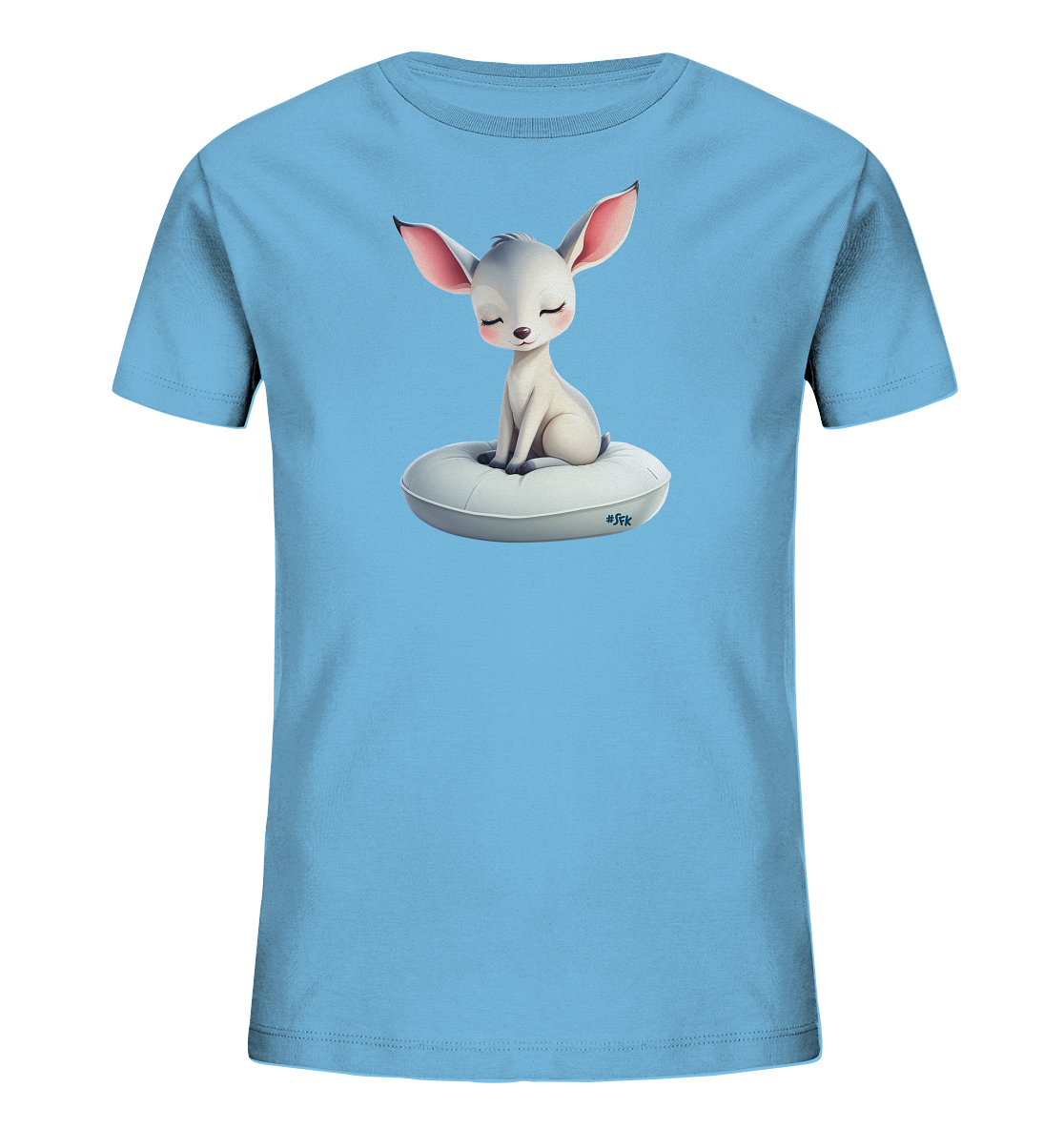 Onlineshop Shirts fuer Kinder - Das Bild zeigt ein hellblaues Kinder-T-Shirt mit einem charmanten Motiv auf der Vorderseite. Ein kleines, weisses Fantasiewesen mit grossen rosa Ohren sitzt friedlich auf einem runden, weissen Kissen. Es hat geschlossene Augen und einen sanften Gesichtsausdruck. Das Design wirkt ruhig und ansprechend fuer Kinder.