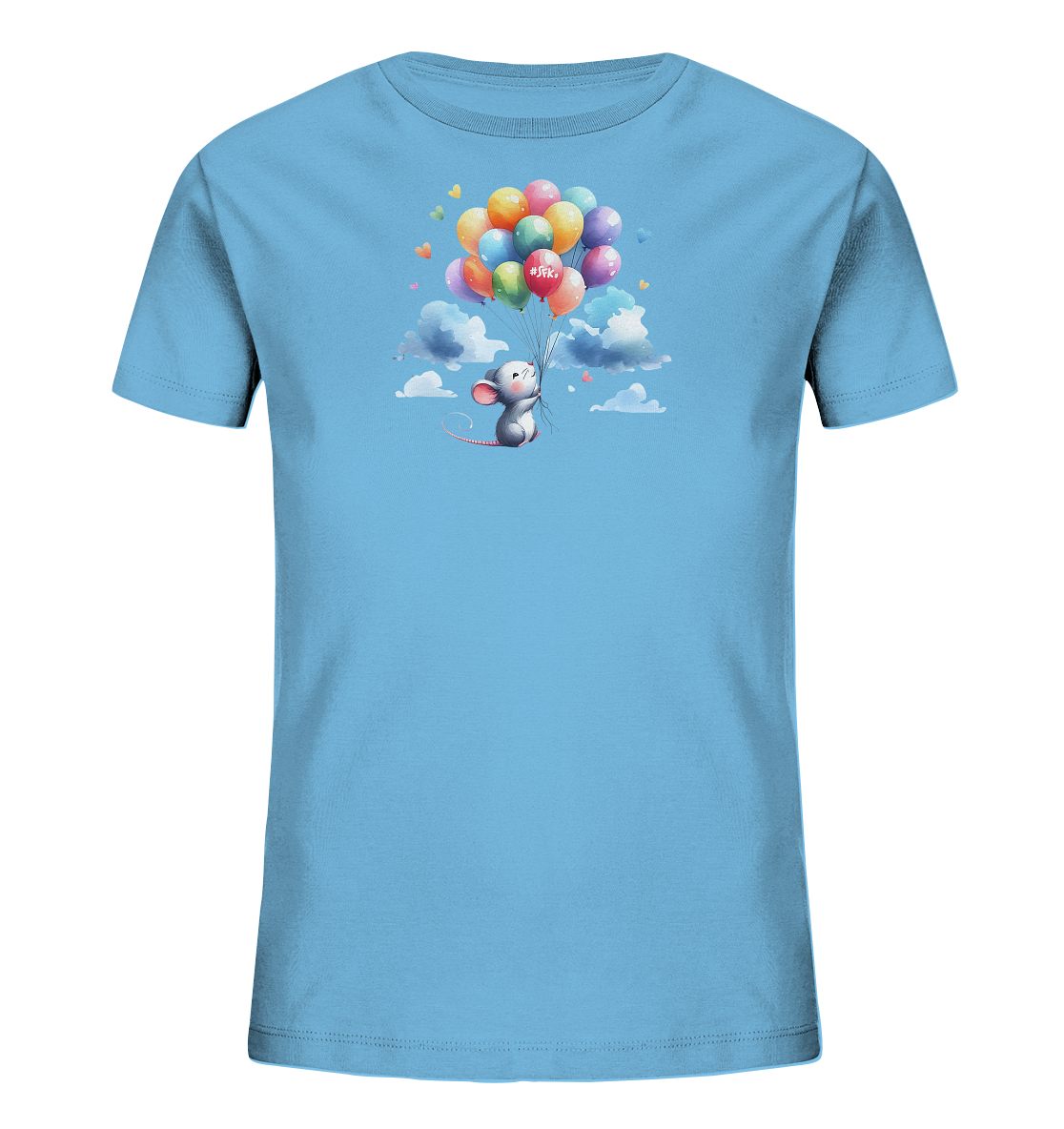 Onlineshop Shirts für Kinder - Das hellblaue Kinder-T-Shirt präsentiert eine niedliche Grafik einer kleinen Maus, die mit einem Bund bunter Ballons zwischen stilisierten Wolken fliegt. Die Illustration zeigt die graue Maus, gehalten von den Fäden der mehrfarbigen Ballons, umgeben von kleinen Herzen. Auf einem der Ballons ist die Beschriftung "#JFK" erkennbar. Dieses Design vermittelt einen leichten und fantasievollen Eindruck.