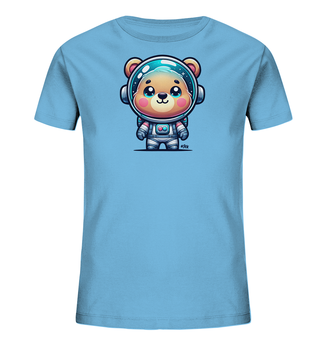 Onlineshop Shirts fuer Kinder - Das Bild zeigt ein hellblaues Kinder-T-Shirt mit einem niedlichen Aufdruck. Ein kleiner Cartoon-Baer ist in einem weissen Raumanzug mit Helm und Kopfhoerern dargestellt. Der Baer hat grosse, glaenzende Augen und ein freundliches Laecheln. Der transparente Helm zeigt Sterne und betont das Weltraumthema.