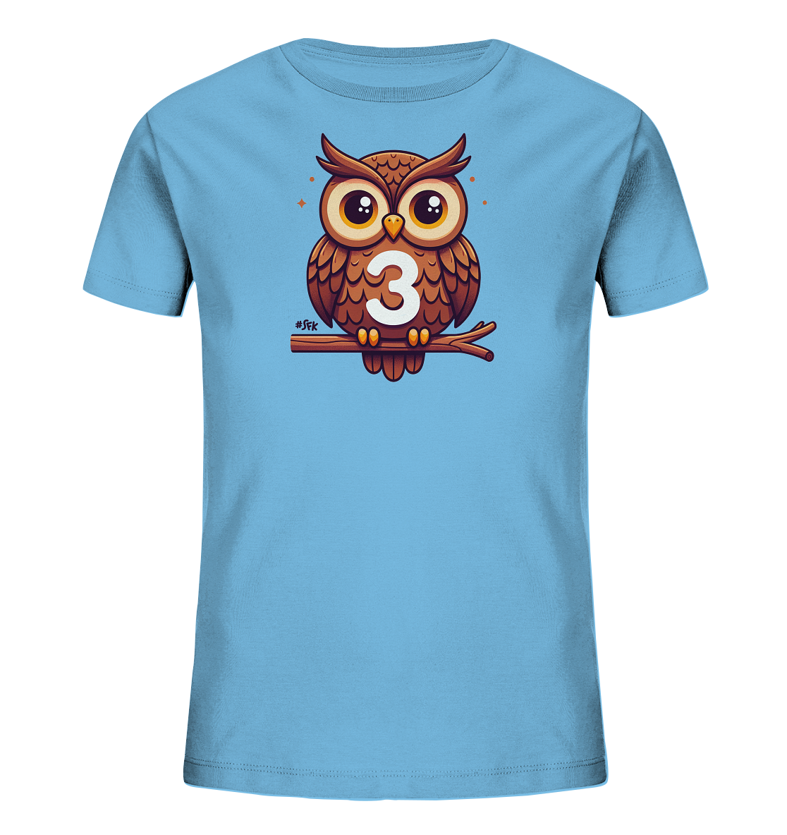 Onlineshop Shirts fuer Kinder - Das Bild zeigt ein hellblaues Kinder-T-Shirt mit einer niedlichen Cartoon-Eule auf einem Ast. Die Eule hat grosse, ausdrucksstarke Augen und sitzt frontal. Auf der Brust der Eule ist die Zahl '3' in weiss abgebildet. Kleine, goldene Sterne funkeln um den Kopf der Eule.