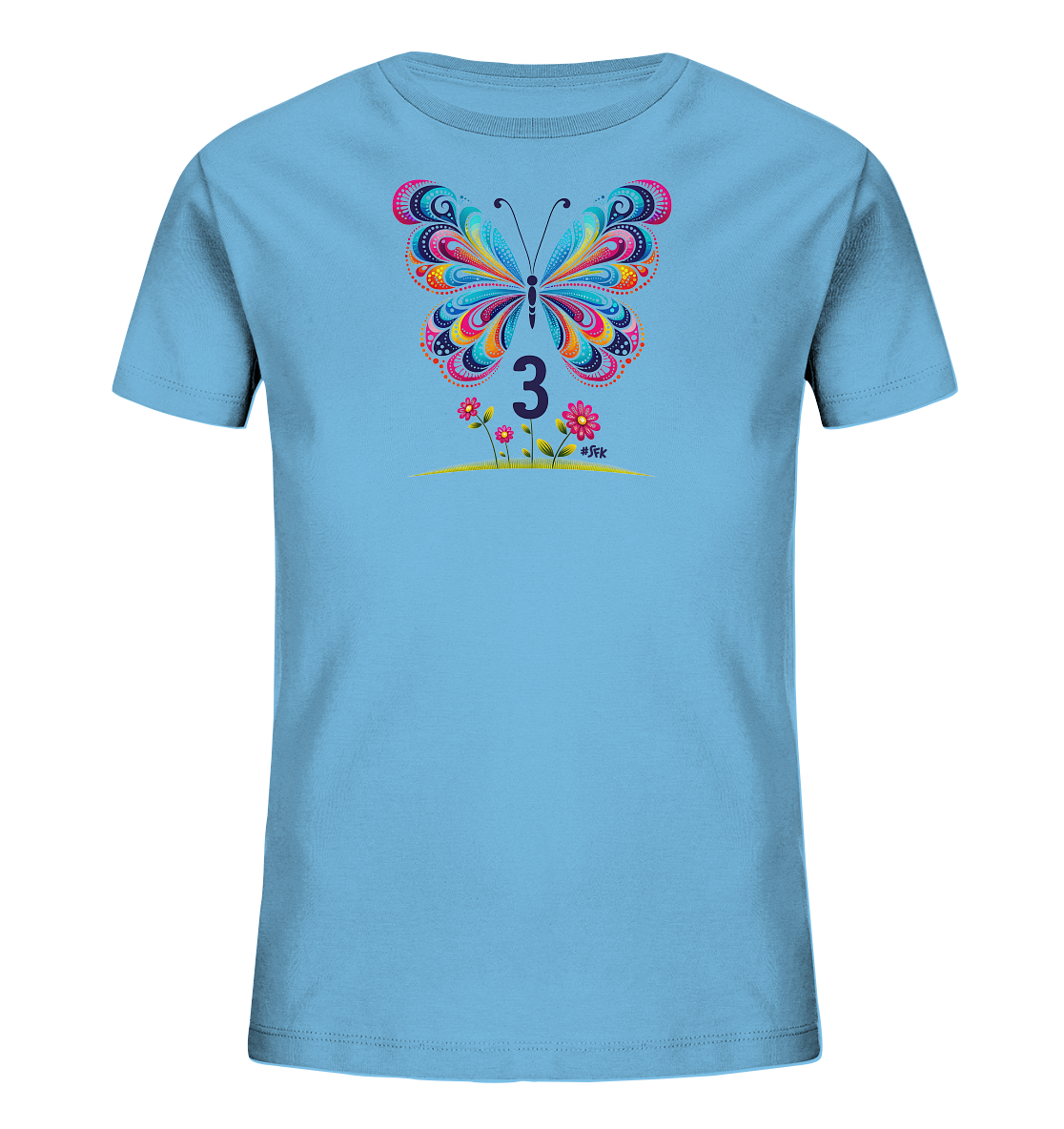 Onlineshop Shirts fuer Kinder - Das Bild zeigt ein hellblaues Kinder T-Shirt mit einem farbenfrohen Motiv auf der Vorderseite. Ein detailreicher Schmetterling mit bunten Mustern in den Fluegeln ist zentral platziert. Darunter befindet sich die dunkelblaue Zahl '3', umgeben von stilisierten Blumen. Das gesamte Design wirkt lebendig und ansprechend.