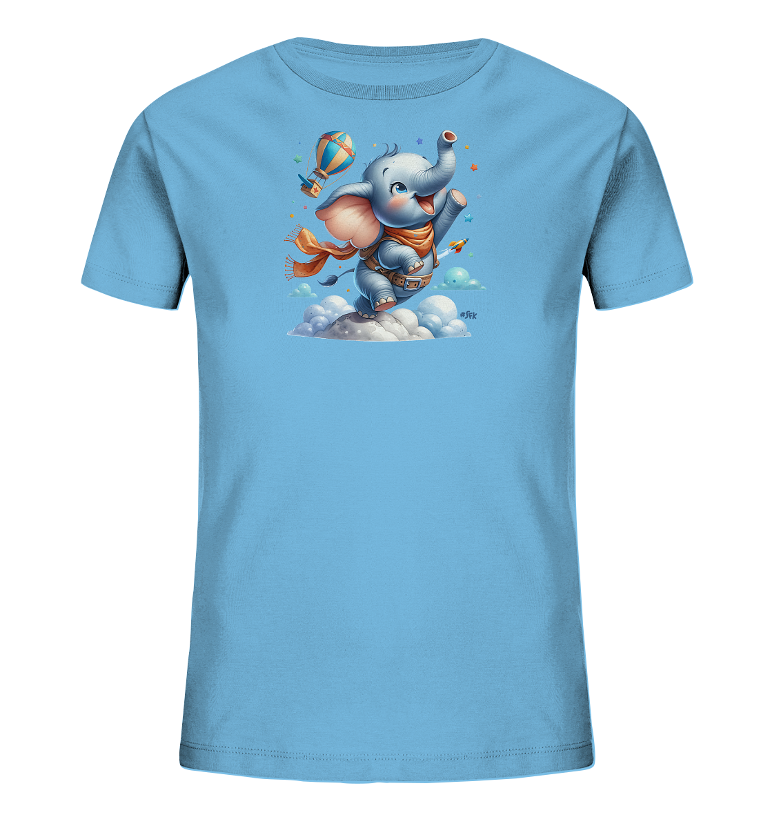 Onlineshop Shirts fuer Kinder - Das Bild zeigt ein hellblaues T-Shirt mit einem froehlichen Druck eines fliegenden Elefanten. Der Elefant traegt Schal und Fliegerbrille und reitet auf einer Wolke zwischen Ballons und Sternen. Das Design ist verspielt und farbenfroh und faengt die Freude am Fliegen ein. Es ist ein fantasievolles Motiv fuer Kinder.