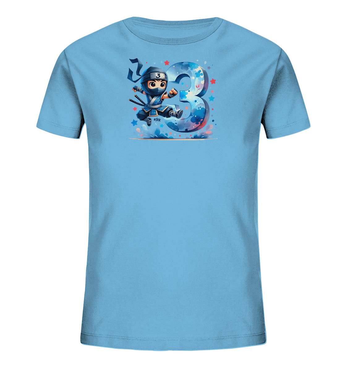 Onlineshop Shirts fuer Kinder - Das Bild zeigt ein hellblaues T-Shirt fuer Kinder mit einem actiongeladenen Motiv. Ein kleiner, blauer Ninja springt ueber eine grosse, kuenstlerisch gestaltete Zahl 3. Die Zahl ist in verschiedenen Blautoenen gehalten und von Sternen umgeben. Dieses Design verleiht dem Shirt einen dynamischen und verspielten Look.