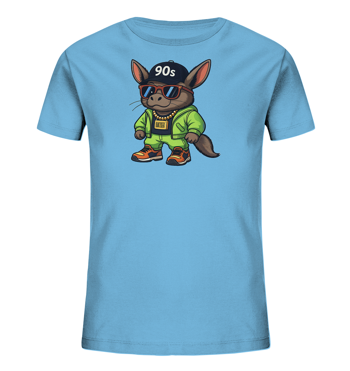 Onlineshop Shirts fuer Kinder - Das hellblaue T-Shirt zeigt ein cooles Chinchilla-Motiv in einem 90er-Jahre-Hip-Hop-Stil. Das Tier traegt eine schwarze Kappe, rote Sonnenbrillen, eine Goldkette und einen leuchtend gruenen Trainingsanzug mit orangefarbenen Turnschuhen. Das Design wirkt verspielt und gleichzeitig trendig, ideal fuer Kinder.