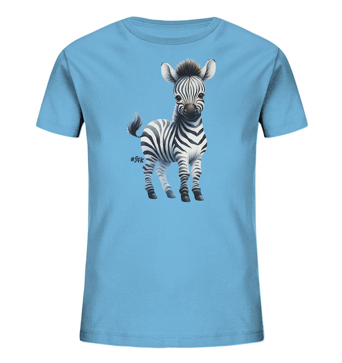 Onlineshop Shirts fuer Kinder - Das Bild zeigt ein hellblaues T-Shirt fuer Kinder. Auf der Vorderseite befindet sich eine detaillierte Illustration eines jungen Zebras. Das Zebra ist in stehender Position dargestellt und blickt geradeaus. Seine schwarz-weissen Streifen und die Maehne sind deutlich erkennbar.