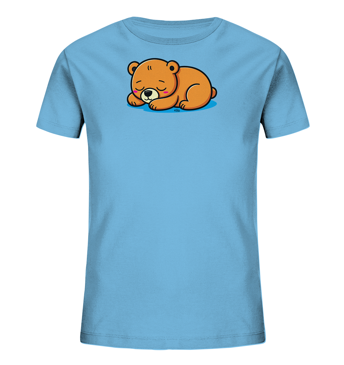 Onlineshop Shirts fuer Kinder - Das Bild zeigt ein hellblaues Kinder-T-Shirt mit einem niedlichen Aufdruck eines schlafenden Baeren. Der Baer ist braun, liegt entspannt und hat geschlossene Augen sowie rosige Wangen. Das Motiv ruht auf einer hellblauen Ellipse, die einen leichten Schatten simuliert. Das Design wirkt ruhig und ansprechend fuer kleine Kinder.