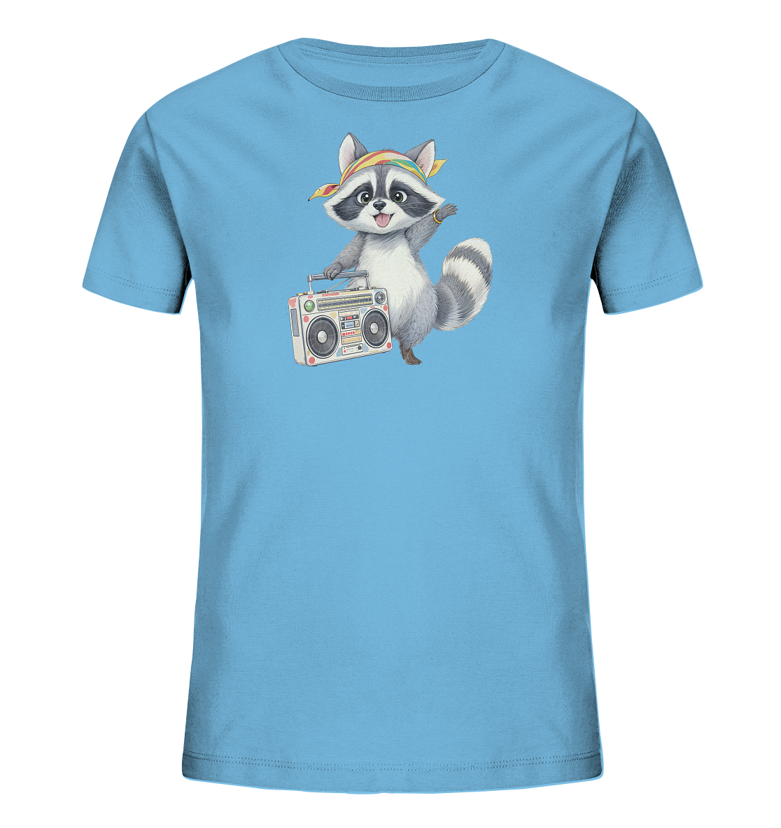 Onlineshop Shirts fuer Kinder - Das Bild zeigt ein hellblaues Kinder-T-Shirt. Auf der Vorderseite ist ein cartoonartiger Waschbaer abgebildet, der ein buntes Stirnband traegt. Er haelt eine Boombox und hat eine froehliche, aktive Haltung. Das Design ist farbenfroh und kindgerecht gestaltet.