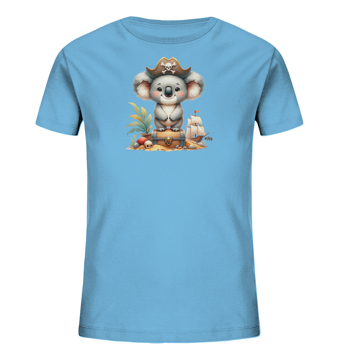 Onlineshop Shirts fuer Kinder - Das Bild zeigt ein hellblaues T-Shirt fuer Kinder mit einem niedlichen Aufdruck. Ein freundlicher Koala traegt einen Piratenhut und sitzt auf einer geoeffneten Schatzkiste. Das Motiv ist von Elementen wie einem Piratenschiff, Sand und Muscheln umgeben. Es vermittelt eine verspielte Schatzinsel-Atmosphaere.