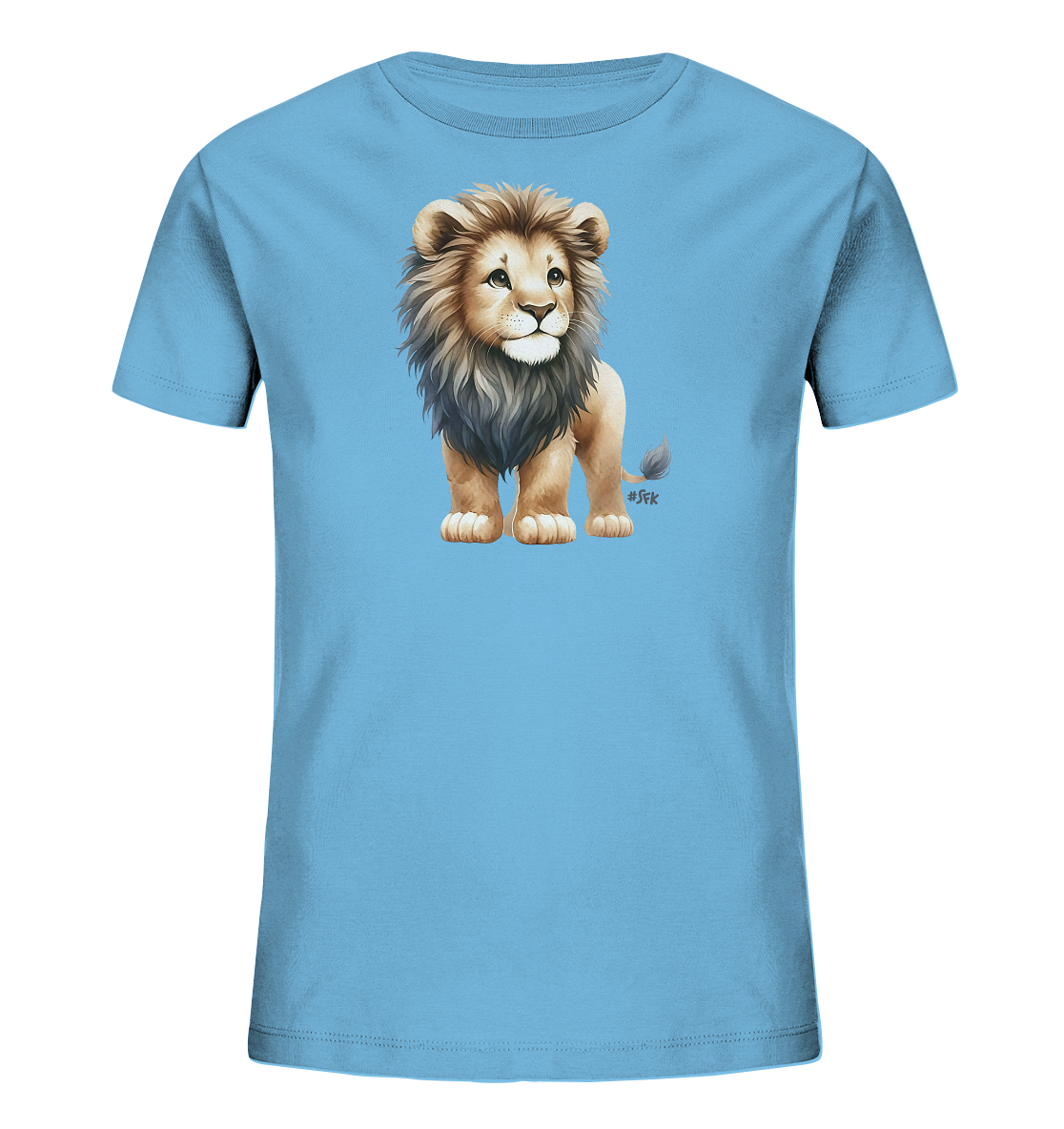 Onlineshop Shirts fuer Kinder - Das Bild zeigt ein hellblaues Kinder T-Shirt. Auf der Vorderseite ist eine Illustration eines jungen Loewen zu sehen. Der Loewe hat eine flauschige Maehne und einen freundlichen Ausdruck. Er steht aufrecht in der Mitte des Shirts.