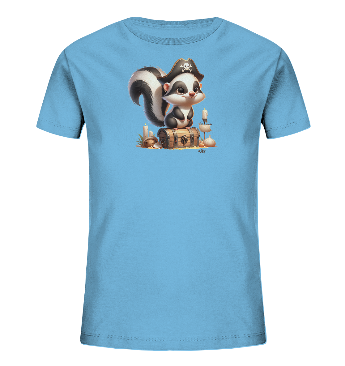 Onlineshop Shirts fuer Kinder - Das Bild zeigt ein hellblaues Kinder-T-Shirt mit einer Illustration auf der Vorderseite. Die Grafik zeigt ein niedliches, cartoonartiges Stinktier mit einem Piratenhut auf dem Kopf, das auf einer hoelzernen Schatztruhe sitzt. Um die Truhe herum sind Elemente wie Kerzen, Sand und eine kleine Flagge mit Totenkopfmuster zu sehen. Das Design ist verspielt und detailliert.