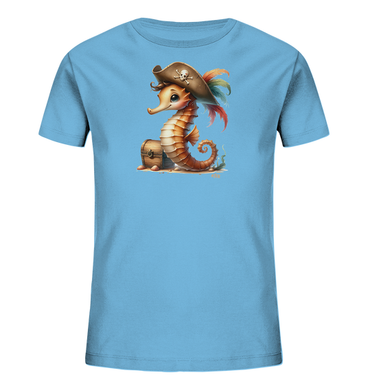 Onlineshop Shirts fuer Kinder - Das Bild zeigt ein hellblaues Kinder T-Shirt mit einem verspielten Aufdruck. Darauf ist ein niedliches Seepferdchen als Pirat mit Hut und bunten Federn zu sehen. Es sitzt neben einer kleinen Schatztruhe auf Sand. Das Motiv wirkt froehlich und detailreich.