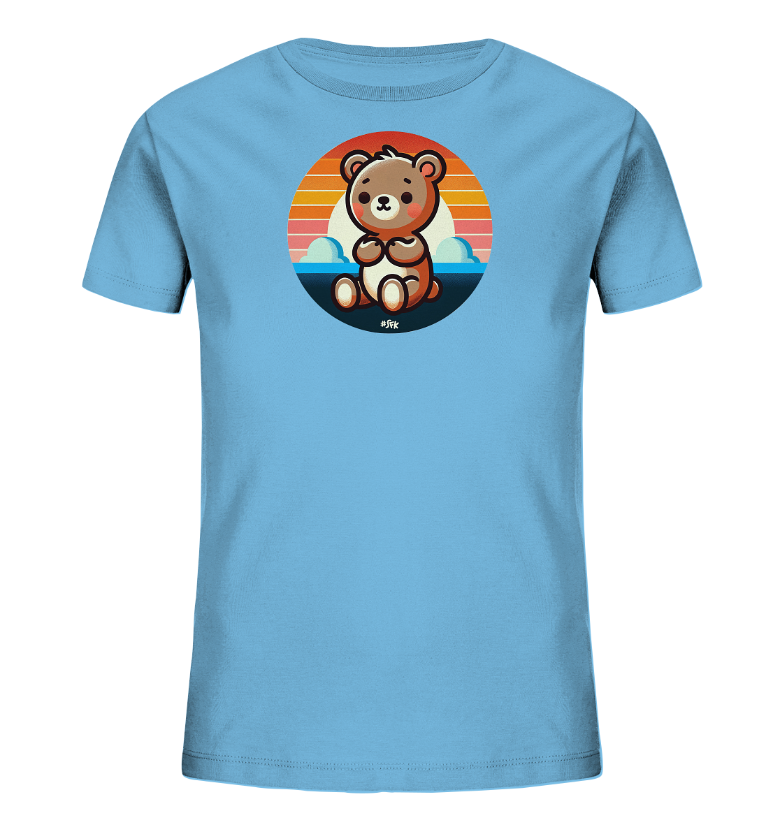Onlineshop Shirts fuer Kinder - Das Bild zeigt ein hellblaues Kinder T-Shirt mit einem kreisfoermigen Motiv. Auf dem Motiv sitzt ein suesser, cartoonhafter Baer. Der Hintergrund des Kreises zeigt einen Sonnenuntergang mit Wolken und eine blaue Flaeche, was eine freundliche Szene darstellt.