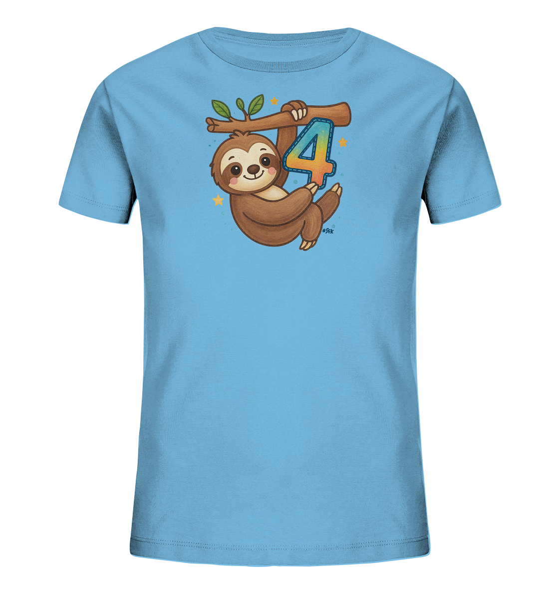 Onlineshop Shirts fuer Kinder - Das Bild zeigt ein hellblaues T-Shirt mit einer Illustration eines suessen Faultiers. Das Faultier haengt an einem Ast, und daneben ist die bunte Zahl Vier zu sehen. Kleine Sterne und Punkte umrahmen das verspielte Motiv. Das Design befindet sich zentral auf der Vorderseite des T-Shirts.