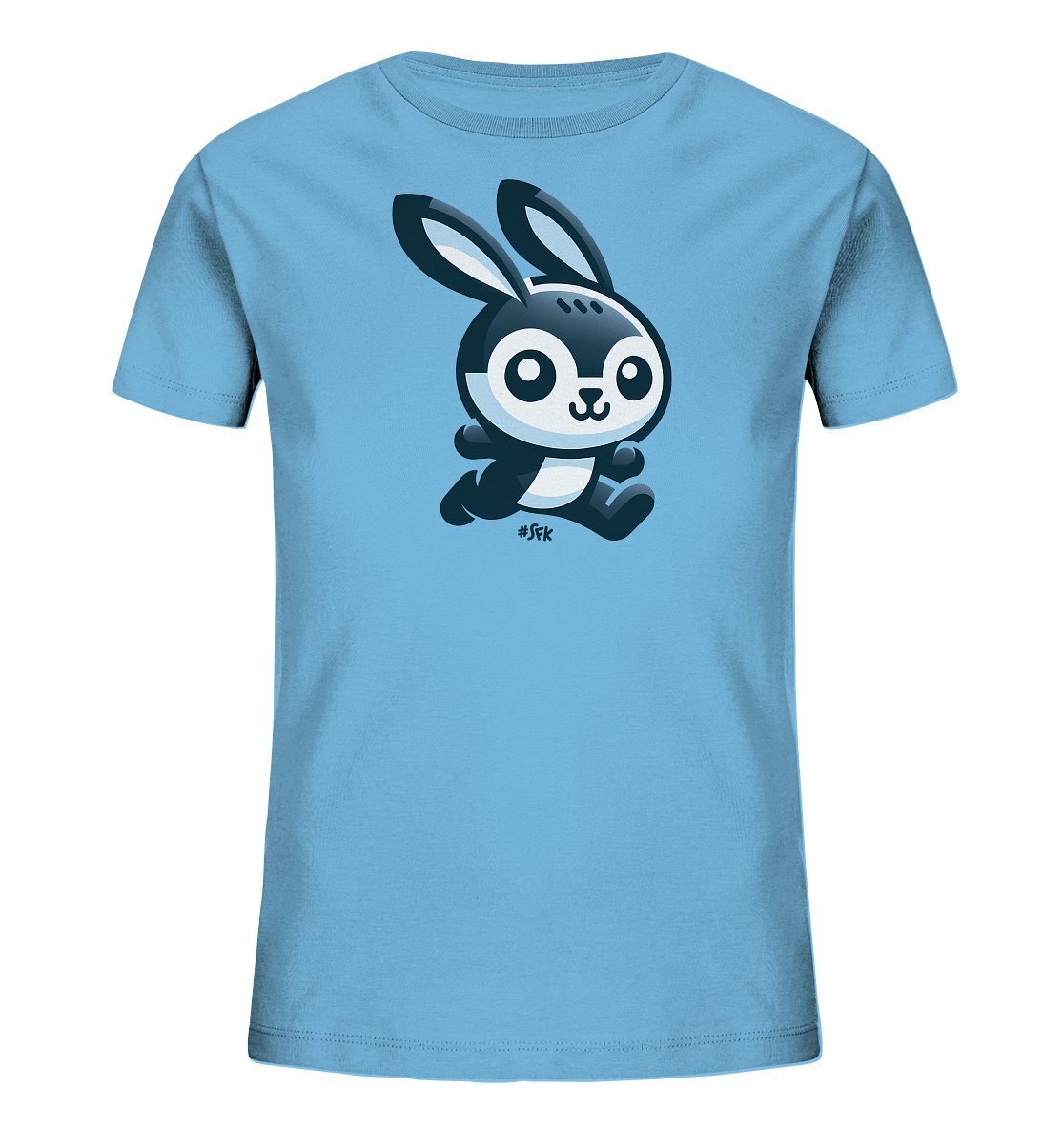 Onlineshop Shirts fuer Kinder - Das Bild zeigt ein hellblaues Kinder-T-Shirt. Auf der Vorderseite ist eine suesse, cartoonartige Illustration eines Hasen zu sehen. Der Hase ist in Schwarz, Weiss und Grau gehalten und scheint zu rennen oder zu springen. Das Design wirkt verspielt und ansprechend fuer Kinder.