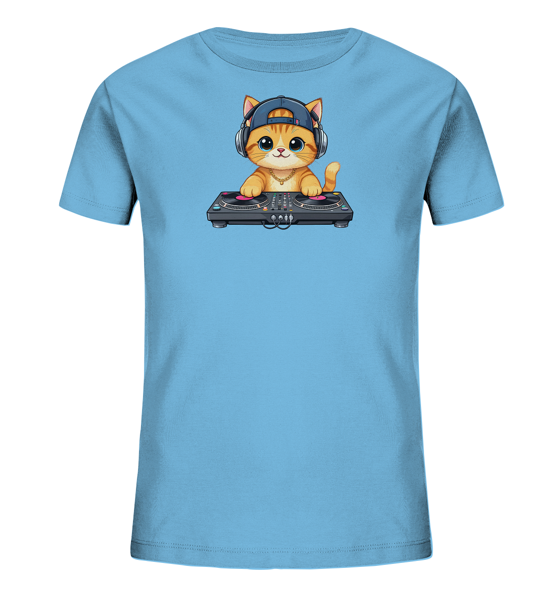 Onlineshop Shirts fuer Kinder - Das Bild zeigt ein hellblaues T-Shirt fuer Kinder mit einem niedlichen Cartoon-Motiv einer Katze. Die Katze traegt eine blaue Kappe, Kopfhoerer und eine goldene Kette, waehrend sie an einem DJ-Mischpult sitzt. Das Design wirkt verspielt und musikbezogen.
