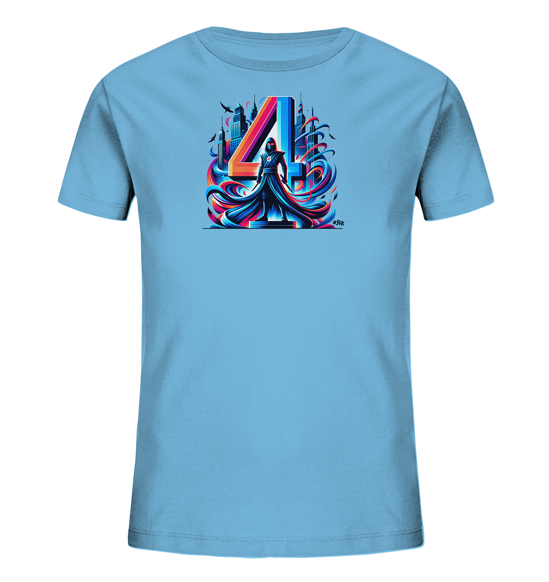 Onlineshop Shirts fuer Kinder - Dieses hellblaue T-Shirt fuer Kinder zeigt eine auffaellige Grafik auf der Vorderseite. Im Zentrum stehen eine grosse, bunte Zahl '4' und eine davor positionierte Figur in einer dunklen Robe. Das Design wird von dynamischen, farbigen Wirbeln und einer stilisierten Stadtsilhouette im Hintergrund umrahmt. Die Darstellung wirkt kraftvoll und modern.