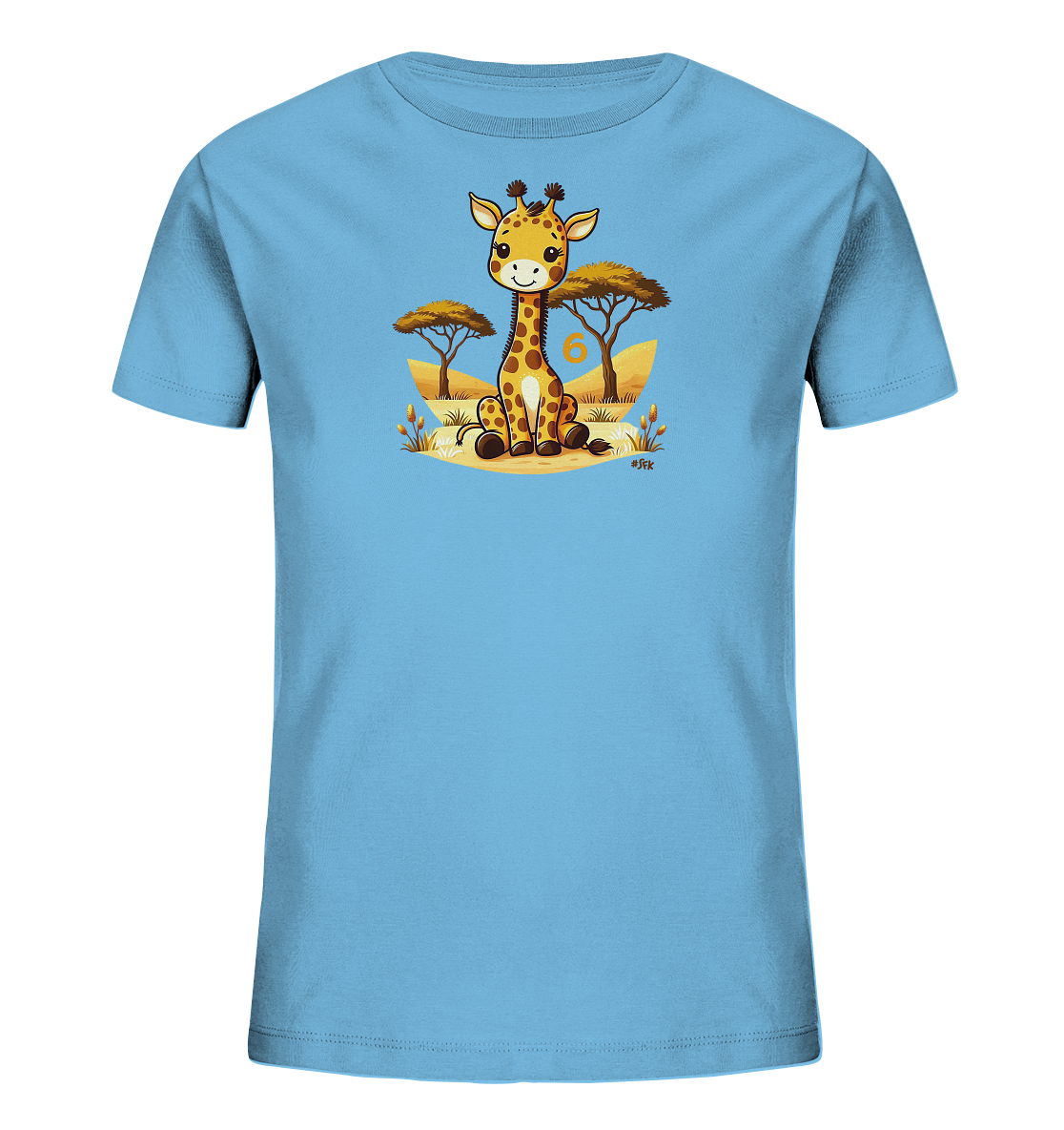 Onlineshop Shirts fuer Kinder - Das Bild zeigt ein hellblaues Kinder-T-Shirt mit einer niedlichen Illustration einer sitzenden Giraffe. Die Giraffe ist von einem Savannen-Hintergrund mit Baeumen und Pflanzen umgeben. Eine orangefarbene Zahl '6' ist neben der Giraffe platziert. Das Design ist farbenfroh und verspielt, ideal fuer kleine Tierfreunde.