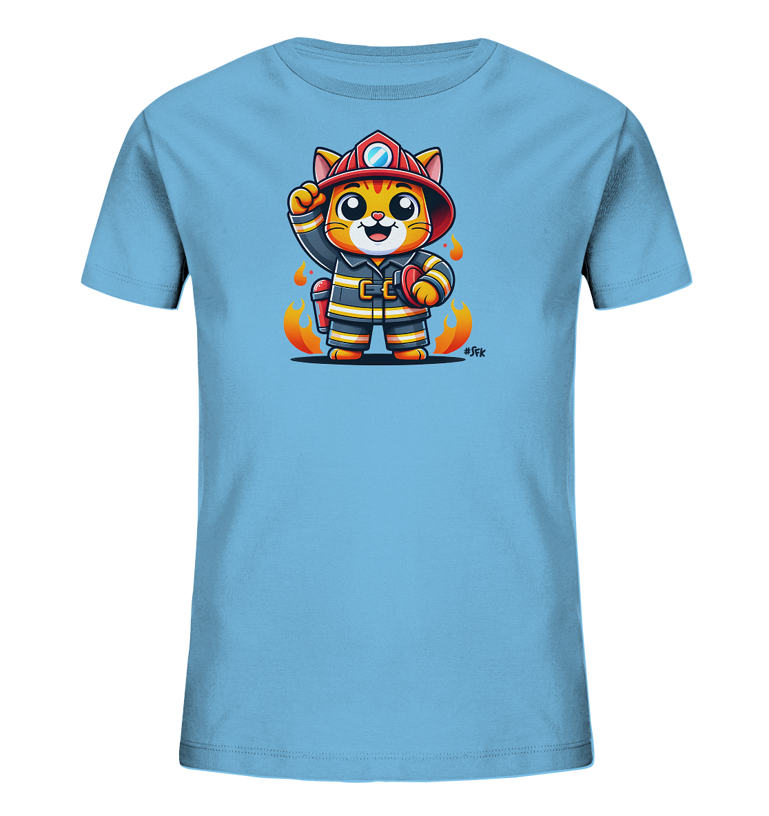 Onlineshop Shirts fuer Kinder - Das Bild zeigt ein hellblaues T-Shirt fuer Kinder. Auf der Vorderseite ist eine niedliche Comic-Katze als Feuerwehrmann abgebildet. Die Katze traegt eine rote Uniform, einen Helm und haelt einen Feuerwehrschlauch. Um die Figur herum sind stilisierte Flammen zu sehen.