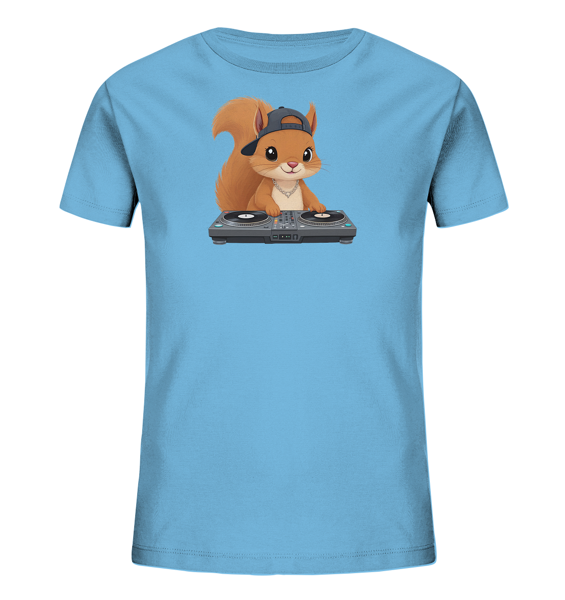 Onlineshop Shirts fuer Kinder - Das hellblaue Kinder-T-Shirt zeigt ein freundliches Eichhoernchen im Cartoon-Stil. Es traegt eine umgedrehte Baseballkappe und eine Halskette. Das Eichhoernchen ist hinter einem DJ-Mischpult mit zwei Plattenspielern platziert. Das Design wirkt verspielt und ist ansprechend fuer Kinder.