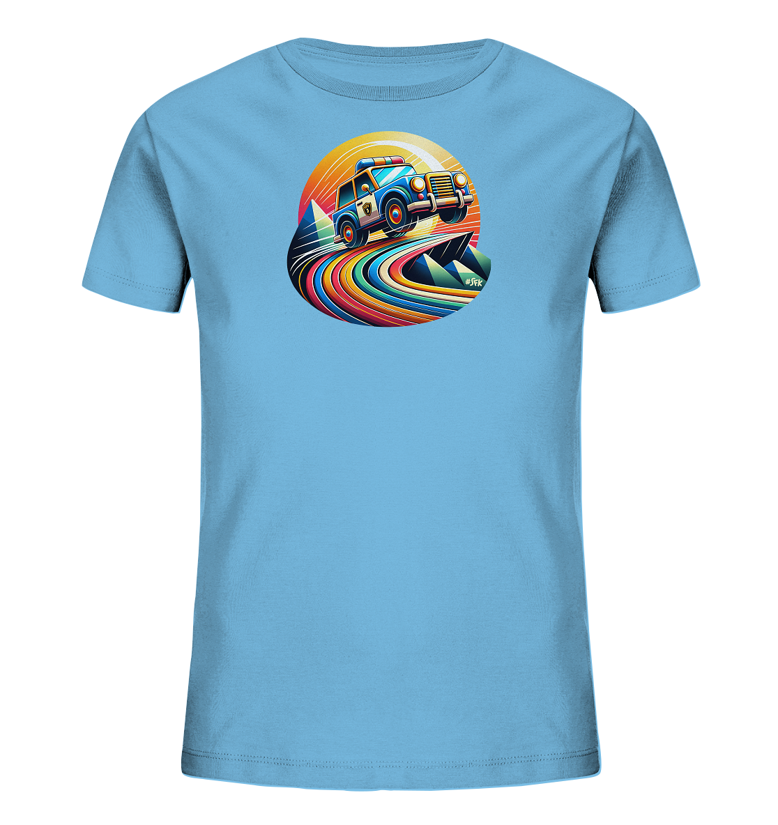 Onlineshop Shirts fuer Kinder - Das Bild zeigt ein hellblaues Kinder T-Shirt mit einem farbenfrohen Druck. Der Druck zeigt ein stilisiertes Polizei Auto, das ueber huegeliges, regenbogenfarbenes Terrain faehrt. Im Hintergrund ist ein leuchtender Sonnenuntergang zu sehen. Die Illustration wirkt dynamisch und modern.