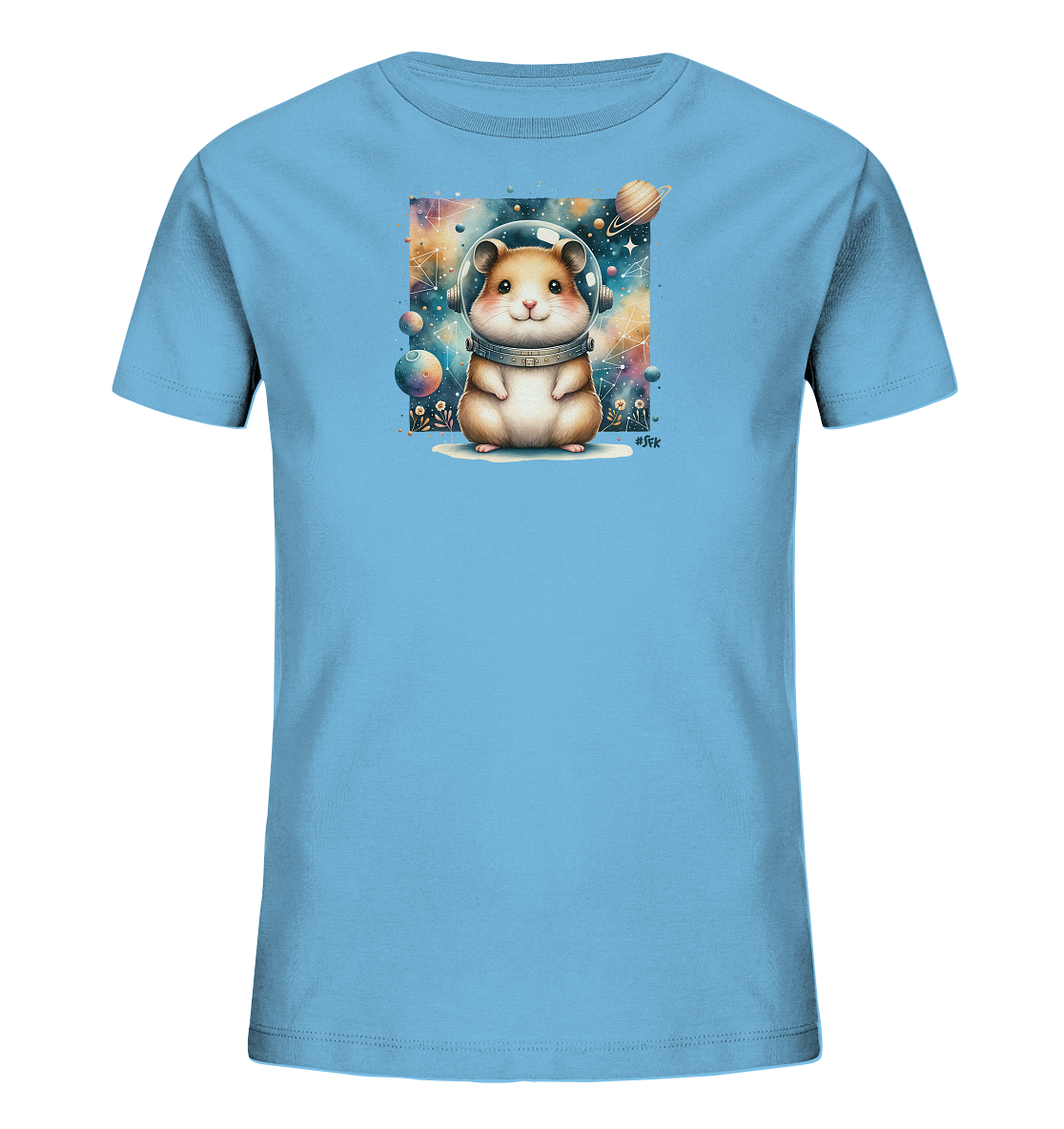 Onlineshop Shirts fuer Kinder - Das Bild zeigt ein hellblaues Kinder-T-Shirt mit einem entzueckenden Aufdruck. Im Zentrum des Designs steht ein suesser Hamster, der einen Astronautenhelm traegt und in einem farbenfrohen Weltraumhintergrund dargestellt ist. Planeten und Sterne umgeben das kleine Nagetier, was dem Motiv einen verspielten Science-Fiction-Look verleiht. Das Design ist in einem rechteckigen Rahmen platziert.