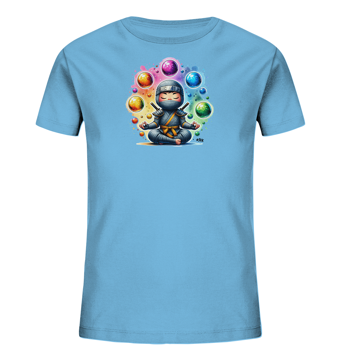 Onlineshop Shirts fuer Kinder - Das hellblaue T-Shirt zeigt einen niedlichen Cartoon-Ninja, der im Schneidersitz meditiert. Um ihn herum schweben leuchtende, bunte Kugeln und kleine Blasen. Der Hintergrund ist ein sanfter Regenbogen-Wasserfarbeneffekt. Das Design wirkt ruhig und farbenfroh.
