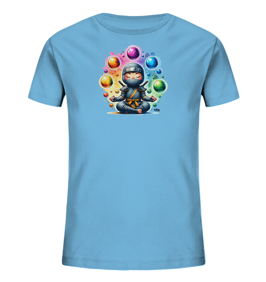 Onlineshop Shirts fuer Kinder - Das hellblaue T-Shirt zeigt einen niedlichen Cartoon-Ninja, der im Schneidersitz meditiert. Um ihn herum schweben leuchtende, bunte Kugeln und kleine Blasen. Der Hintergrund ist ein sanfter Regenbogen-Wasserfarbeneffekt. Das Design wirkt ruhig und farbenfroh.