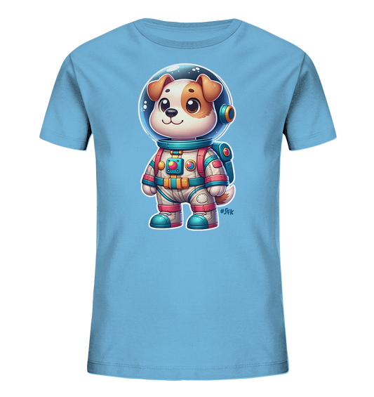 Onlineshop Shirts fuer Kinder - Dieses hellblaue Kinder-T-Shirt zeigt eine niedliche Zeichentrick-Illustration eines Hundes im Astronautenanzug. Der Hund traegt einen weissen Anzug mit blauen, roten und goldenen Akzenten sowie einen transparenten Helm. Er steht aufrecht und blickt mit grossen Augen freundlich nach vorne. Das Design ist detailreich und verleiht dem Shirt einen verspielten Weltraum-Look.