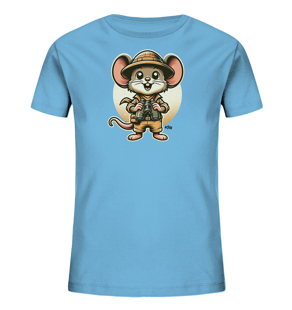 Onlineshop Shirts fuer Kinder - Das Bild zeigt ein hellblaues T-Shirt mit einem Cartoon-Motiv. Darauf ist eine Maus als Abenteurerin oder Entdeckerin dargestellt, die einen Hut und passende Kleidung traegt. Sie haelt ein Fernglas in den Pfoten und steht vor einem gelben Kreishintergrund. Das Design wirkt verspielt und laedt zum Traeumen von Reisen ein.