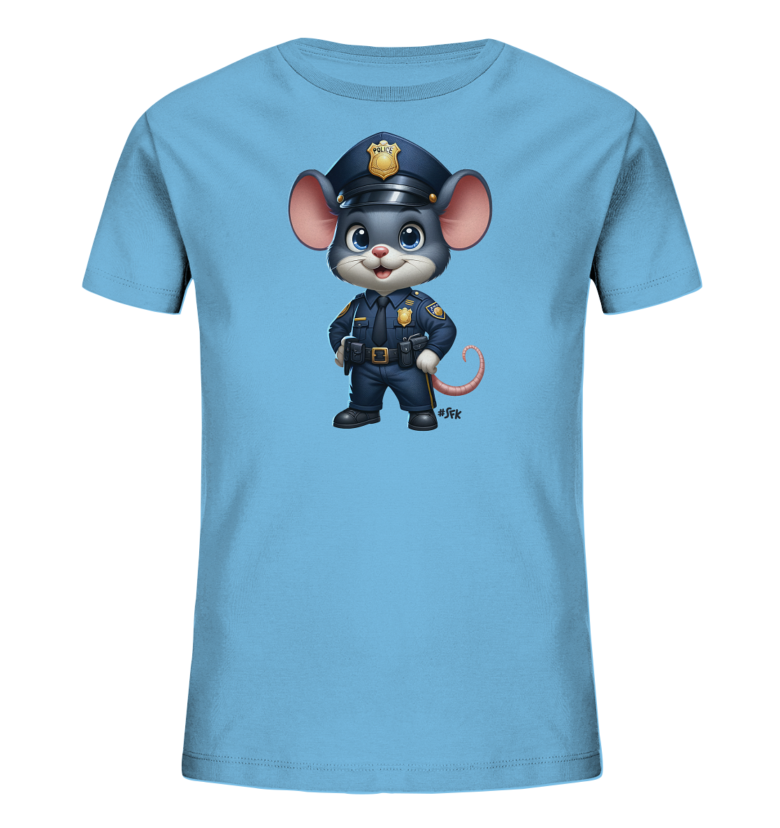 Onlineshop Shirts für Kinder - Das Bild zeigt ein hellblaues Kinder-T-Shirt mit einem niedlichen Druckmotiv einer Maus. Die Maus ist als Comic-Figur gestaltet und trägt eine vollständige Polizeiuniform, inklusive Mütze, Abzeichen und einem Gürtel mit Ausrüstung. Sie steht aufrecht mit den Händen in den Hüften und hat einen freundlichen und aufmerksamen Ausdruck. Der kleine Schriftzug "#SFK" ist dezent am unteren Rand des Motivs platziert. Das Design ist farbenfroh und kindgerecht gestaltet.