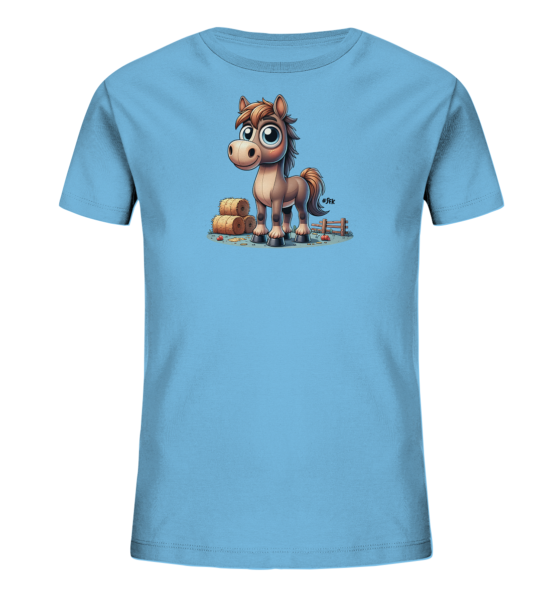 Onlineshop Shirts fuer Kinder - Das Bild zeigt ein hellblaues T-Shirt fuer Kinder mit einer niedlichen Illustration eines kleinen Pferdes auf der Vorderseite. Das cartoonartige Pferd hat grosse Augen und steht auf einer Wiese neben Heuballen und einem kleinen Zaun. Die Darstellung ist detailreich mit Elementen wie Gras und verstreuten Äpfeln auf dem Boden. Das Motiv verleiht dem Shirt einen freundlichen und laendlichen Charme.