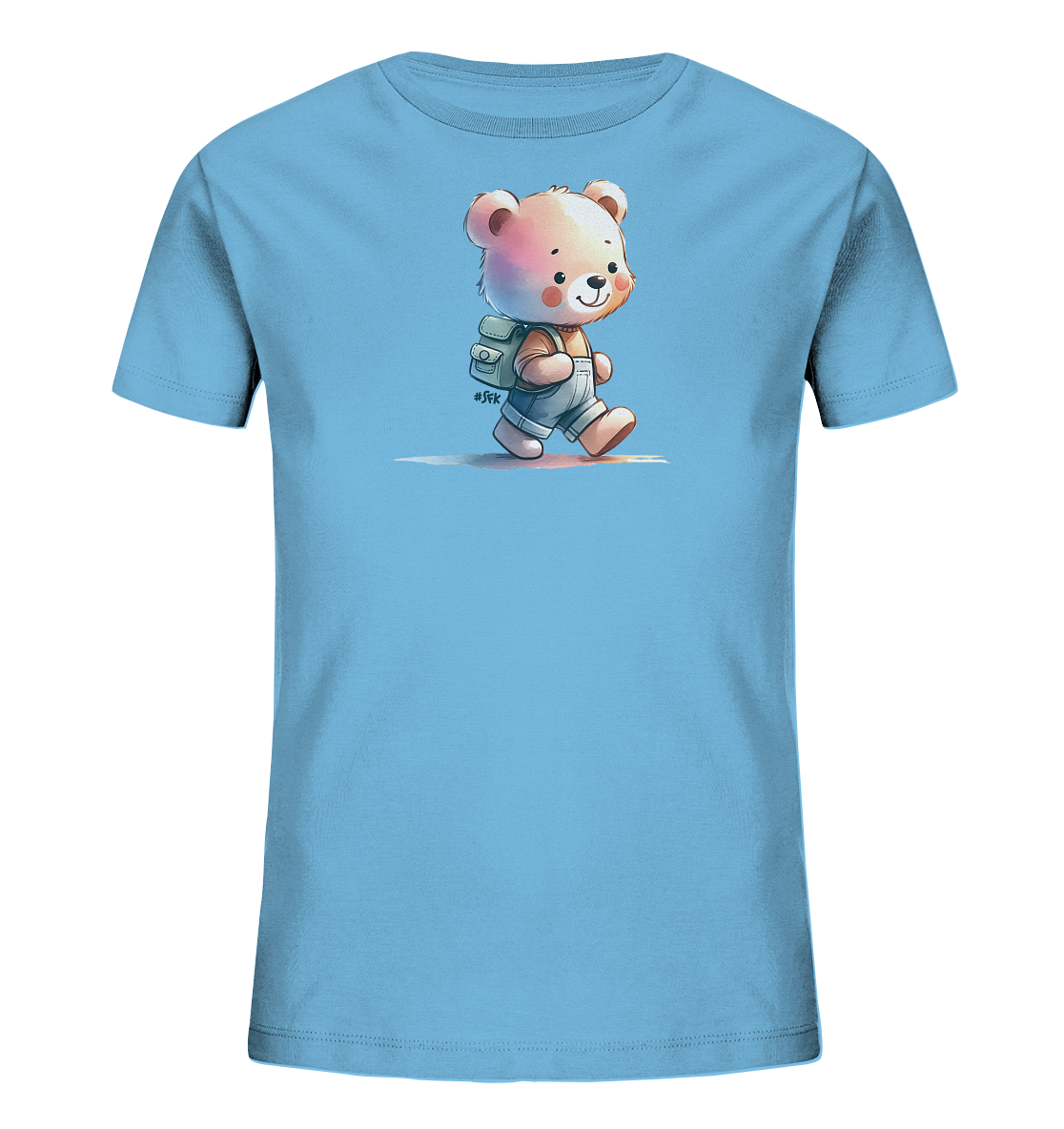 Onlineshop Shirts für Kinder - Das Bild zeigt ein hellblaues T-Shirt mit einem niedlichen Aufdruck auf der Vorderseite. Das Motiv stellt einen kleinen Cartoon-Bären dar, der Overalls und einen Rucksack trägt und gerade läuft. Der Bär hat einen fröhlichen Gesichtsausdruck und ist in sanften Farben gestaltet. Das Design ist kindgerecht und ansprechend.