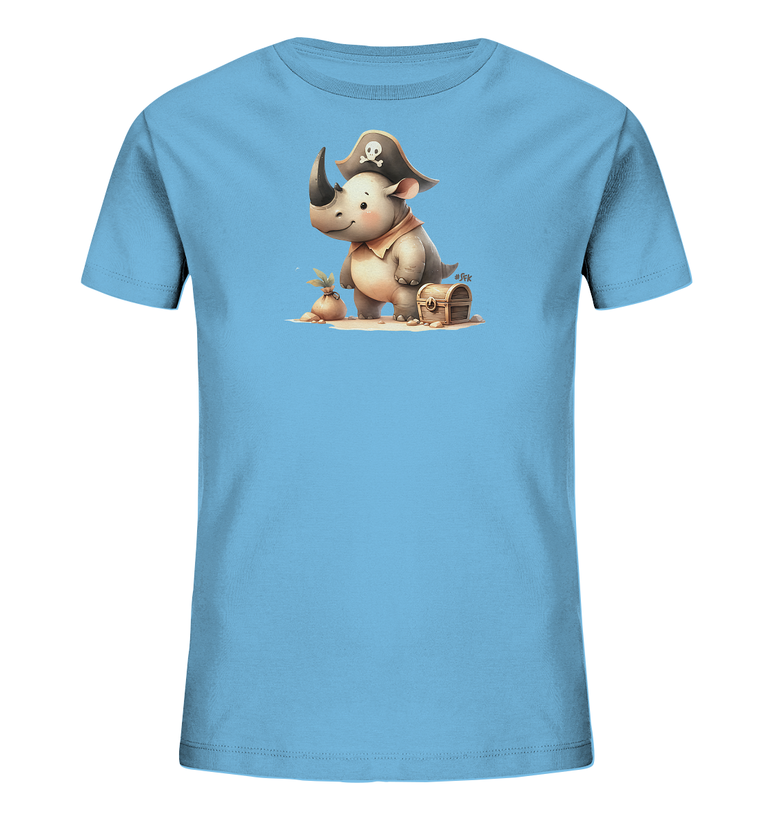 Onlineshop Shirts fuer Kinder - Das Bild zeigt ein hellblaues T-Shirt mit einem niedlichen Aufdruck eines Nashorns. Das Nashorn ist als Pirat verkleidet, traegt einen Hut mit Totenkopf und ein Tuch um den Hals. Es steht auf Sandboden neben einer Schatzkiste und einer kleinen Pflanze. Das Design ist verspielt und detailreich, ideal fuer Kinder.