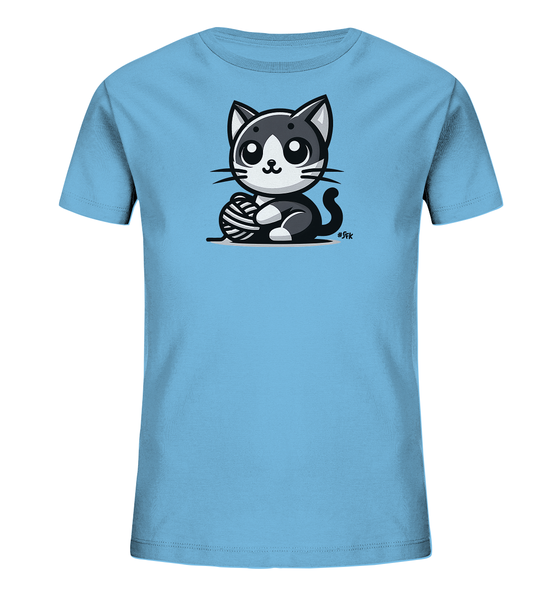 Onlineshop Shirts fuer Kinder - Das Bild zeigt ein hellblaues Kinder-T-Shirt mit einem niedlichen Katzendesign auf der Vorderseite. Eine schwarz-weisse Cartoon-Katze sitzt darauf und spielt mit einem Wollknaeuel. Die Katze hat grosse, ausdrucksstarke Augen und wirkt sehr verspielt. Das Design ist schlicht und konzentriert sich auf das zentrale, freundliche Motiv.