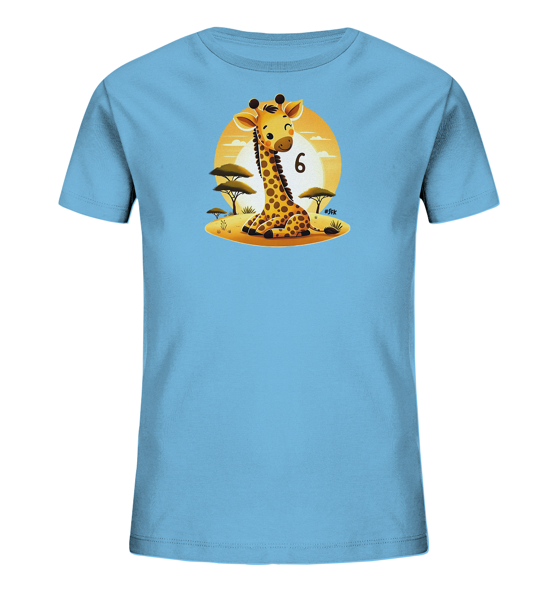Onlineshop Shirts fuer Kinder - Das Bild zeigt ein hellblaues T-Shirt fuer Kinder mit einem niedlichen Motiv einer sitzenden Cartoon-Giraffe. Die Giraffe ist von Akazienbaeumen und Gras umgeben, mit einer grossen orangefarbenen Sonne im Hintergrund. Neben der Giraffe ist die Zahl '6' prominent platziert. Das Design vermittelt eine freundliche Safari-Atmosphaere und ist ansprechend fuer Kinder.