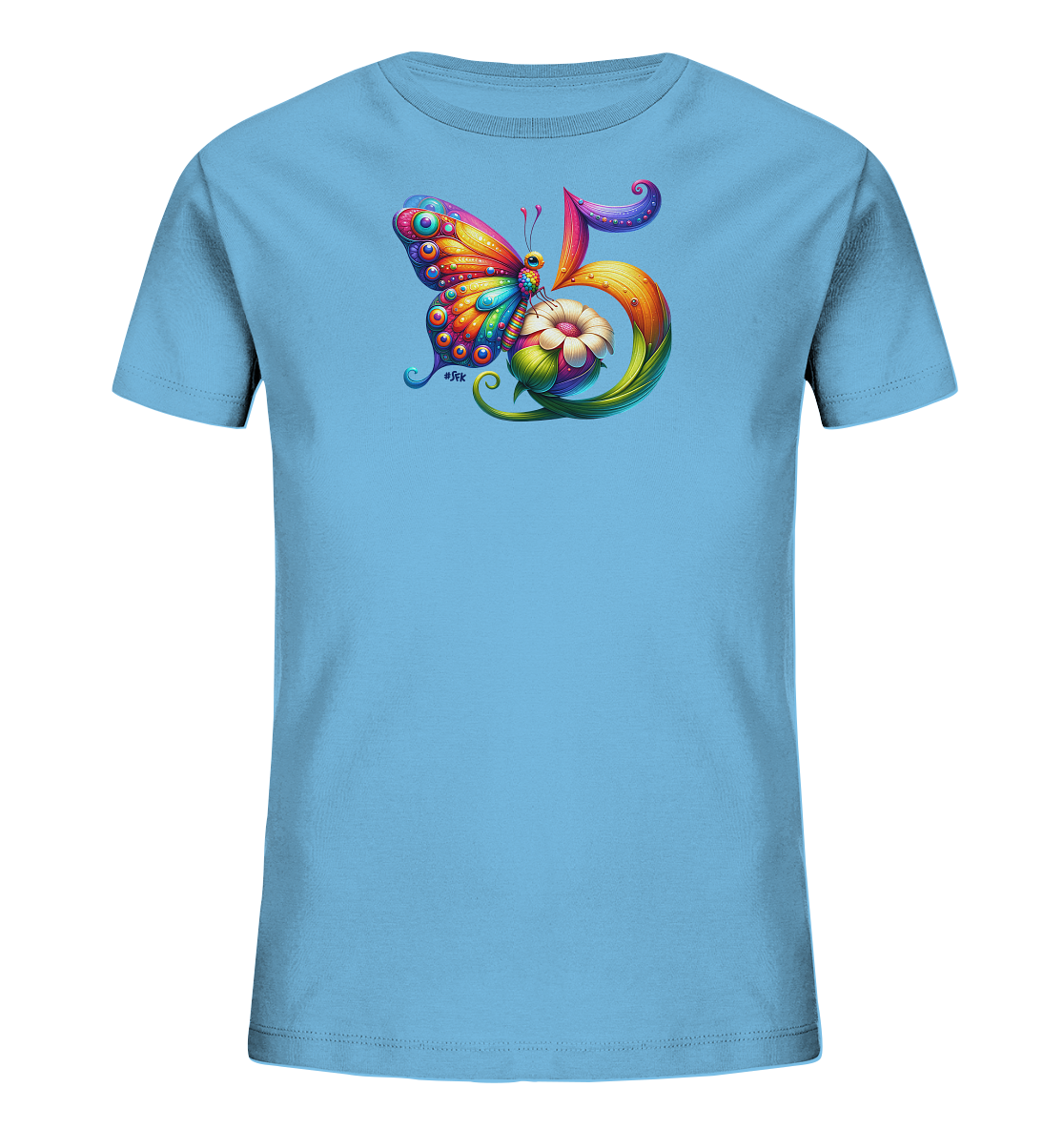 Onlineshop Shirts fuer Kinder - Das Bild zeigt ein hellblaues T-Shirt fuer Kinder. Im Zentrum ist eine kunstvolle Zahl Fuenf abgebildet, verziert mit einem detailreichen, bunten Schmetterling und einer Blume. Der Schmetterling hat leuchtende Farben und Muster auf seinen Fluegeln. Dieses lebhafte und fantasievolle Design ist ideal fuer Kinder.