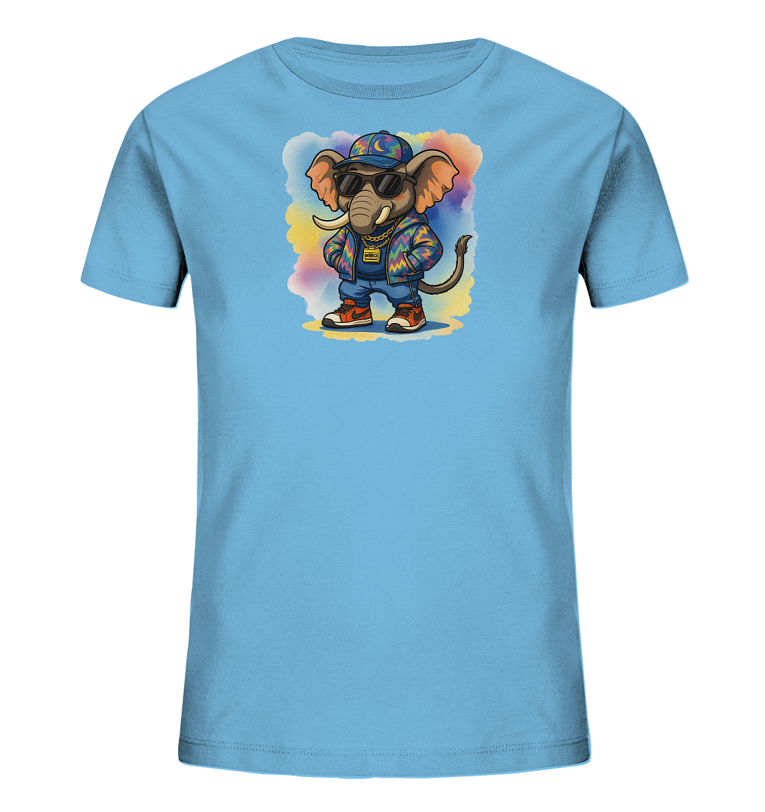 Onlineshop Shirts fuer Kinder - Das hellblaue T-Shirt praesentiert auf der Vorderseite einen stilisierten Elefanten in einem modernen Look. Der Elefant traegt eine bunte Jacke, Jeans, Sonnenbrille und eine Kappe mit Mondmotiv. Er steht mit den Haenden in den Taschen vor einem aquarellartigen, farbenfrohen Hintergrund. Das Design wirkt urban und ansprechend.