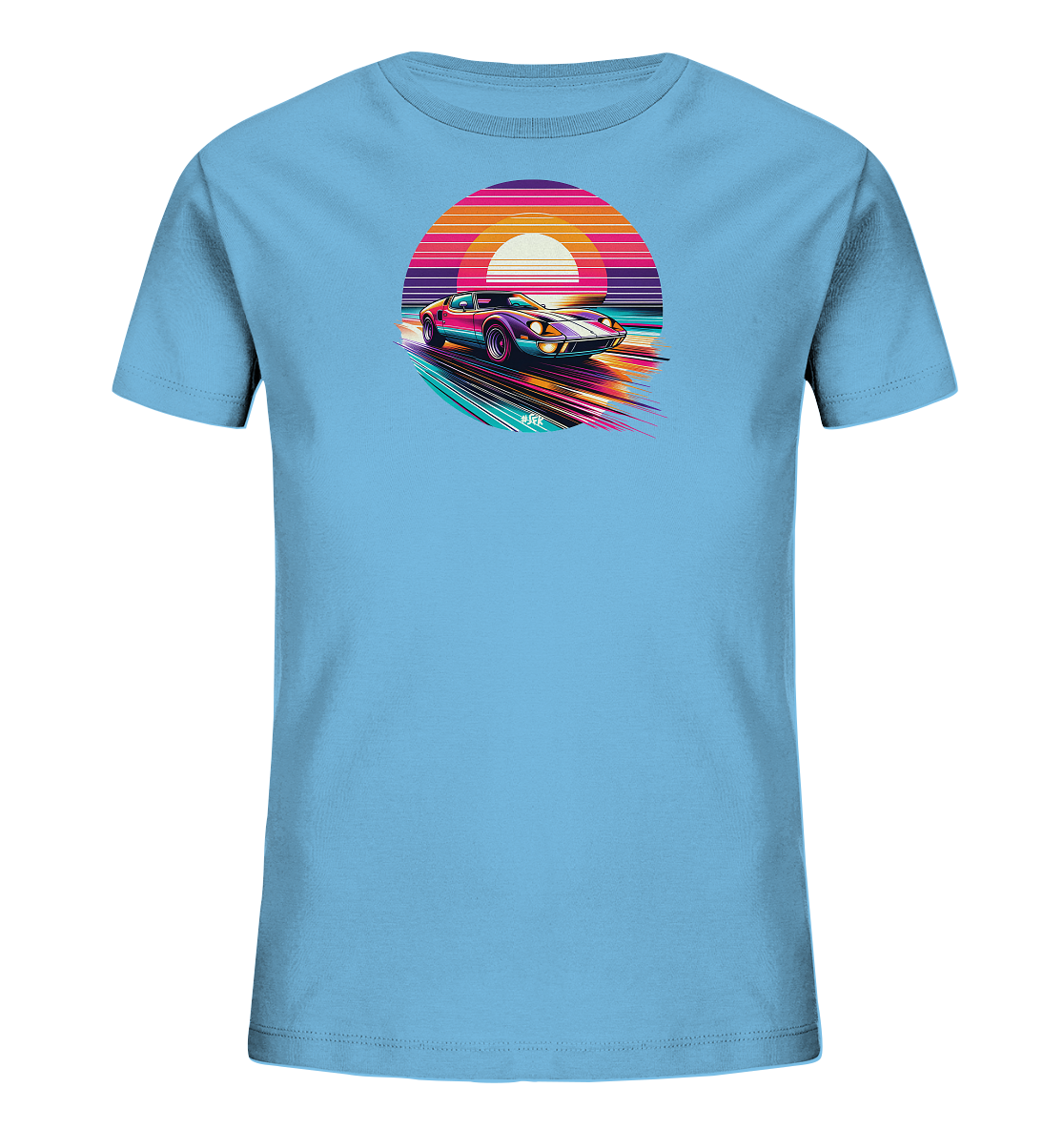Onlineshop Shirts fuer Kinder - Das Bild zeigt ein hellblaues Kinder-T-Shirt mit einem auffaelligen Grafikdruck. Die Grafik stellt ein stilisiertes retro-futuristisches Motiv dar, das einen Sportwagen vor einem Sonnenuntergang zeigt. Der Hintergrund besteht aus einem Kreis mit farbigen Streifen in Orange, Pink und Violett. Der Wagen wird mit leuchtenden Farben und dynamischen Geschwindigkeitsspuren dargestellt, was dem Design eine energiegeladene Wirkung verleiht.