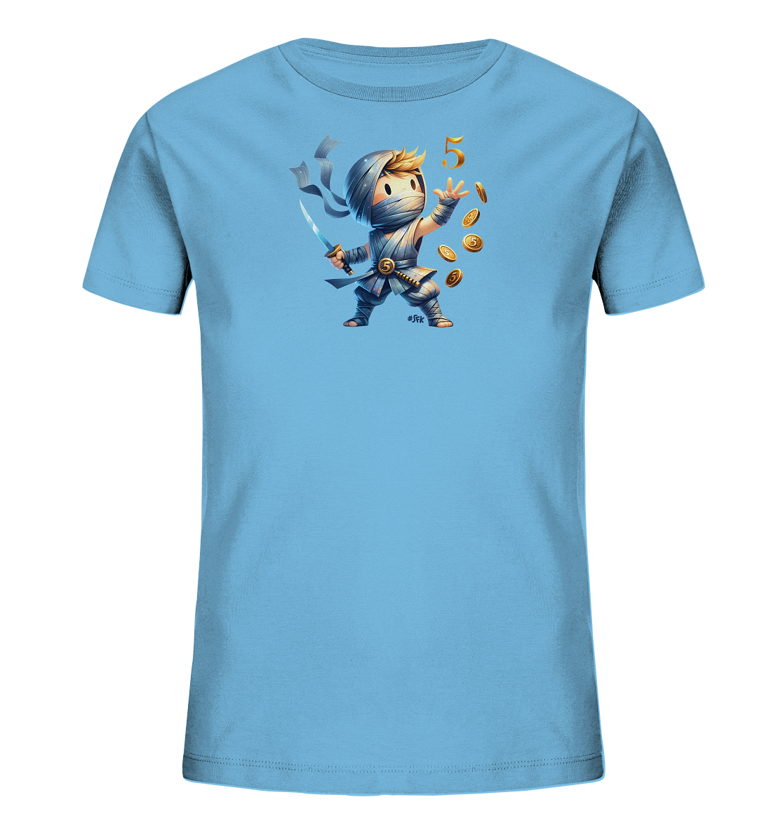 Onlineshop Shirts fuer Kinder - Das Bild zeigt ein hellblaues Kinder-T-Shirt. Auf der Vorderseite ist ein Cartoon-Ninja-Charakter abgebildet, der in Bandagen gekleidet ist und ein Schwert haelt. Der Charakter wirft goldene Muenzen in die Luft, und ueber ihm schwebt eine grosse goldene Zahl '5'. Das Design wirkt dynamisch und verspielt.