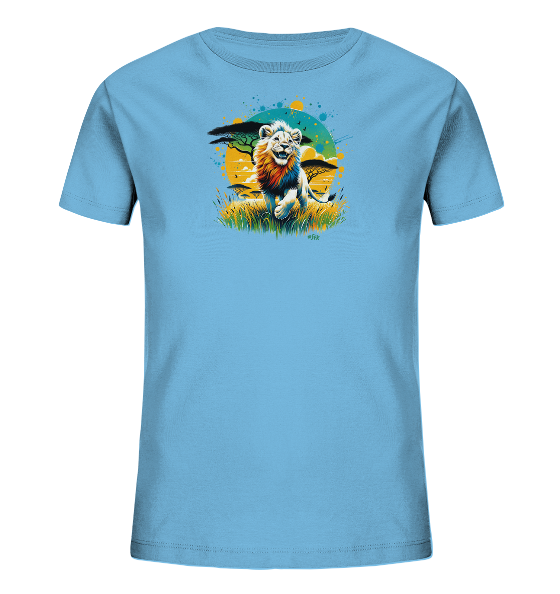Onlineshop Shirts fuer Kinder - Das hellblaue T-Shirt zeigt ein farbenfrohes Bild eines rennenden Loewen. Er sprintet durch gruene Graeser vor einem leuchtenden Kreis und Silhouetten von Baeumen. Das Motiv stellt eine lebendige Savannenszene dar. Farbspritzer ergaenzen das dynamische Design.