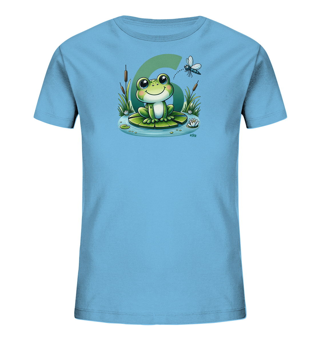 Onlineshop Shirts fuer Kinder - Das Bild zeigt ein hellblaues Kinder-T-Shirt mit einem niedlichen Frosch-Motiv. Der Frosch sitzt auf einem Seerosenblatt in einem Teich, umgeben von Schilf und einer Seerose. Über dem Frosch schwebt eine Libelle, waehrend im Hintergrund die grosse Zahl '6' zu sehen ist. Das Design ist freundlich und farbenfroh gestaltet, ideal fuer Kinder.