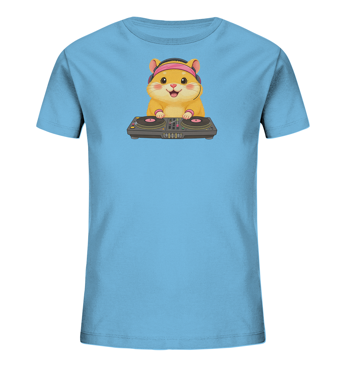 Onlineshop Shirts fuer Kinder - Das Bild zeigt ein hellblaues T-Shirt fuer Kinder. Auf der Vorderseite ist eine niedliche, cartoonartige Maus oder ein Hamster abgebildet, der pinke Kopfhoerer traegt und hinter einem DJ-Mischpult steht. Das Tier hat ein froehliches Laecheln und wirkt bereit, Musik zu mixen. Das Design ist verspielt und ideal fuer junge Musikliebhaber.